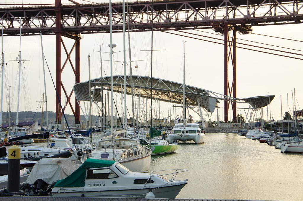 Modern Apartment Near The Bridge Lisbon Exterior photo